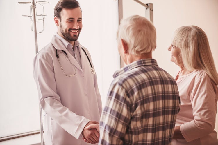 Ancianos con Leucemia acude al doctor
