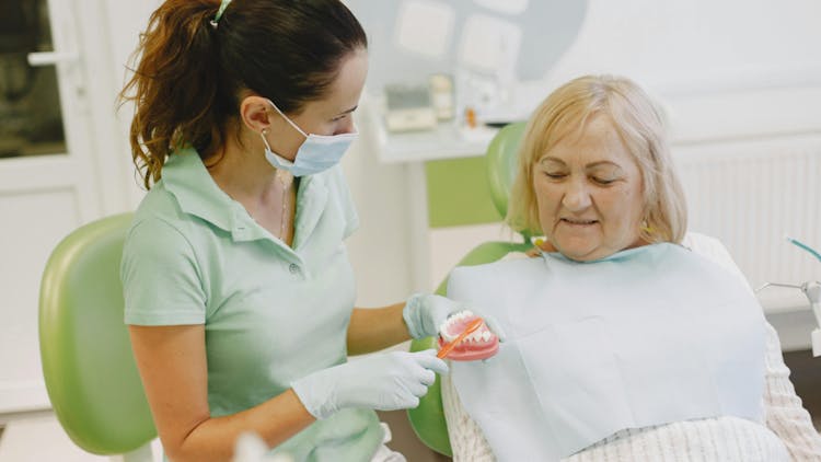 Personas mayores en el dentista