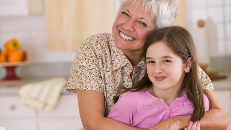 Abuela contando refranes a su nieta