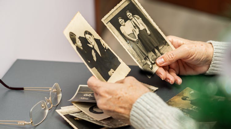 Álbumes: Recuerdos que hacen felices a los mayores