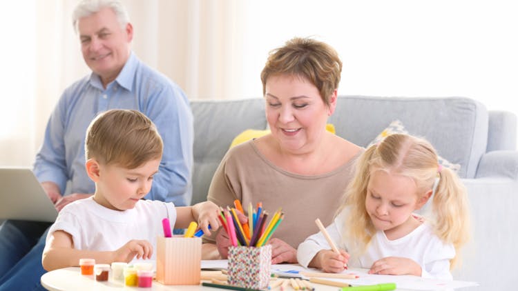 Abuelos pintando y haciendo manualidades con sus nietos