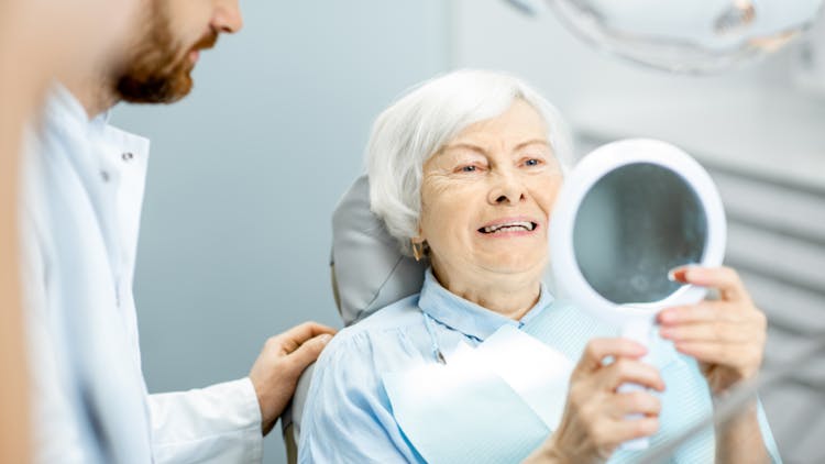 Mejores fijadores para prótesis dentales en mayores