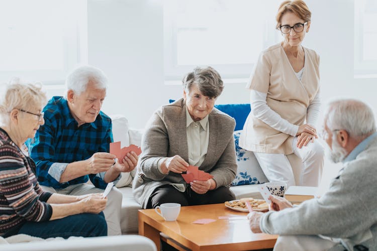 El pago a mes vencido en una residencia de mayores le permite a las familias tener flexibilidad y planificación financiera.