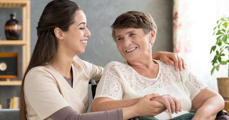 Las visitas en las residencias de ancianos son importantes para la sald emocional de los mayores.