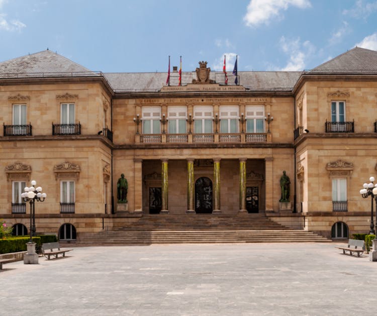 Imagen de la diputación provincial de Álava que está situada en Vitoria.
Los precios de las residencias de ancianos en Álava tienen una media de 2.250€.