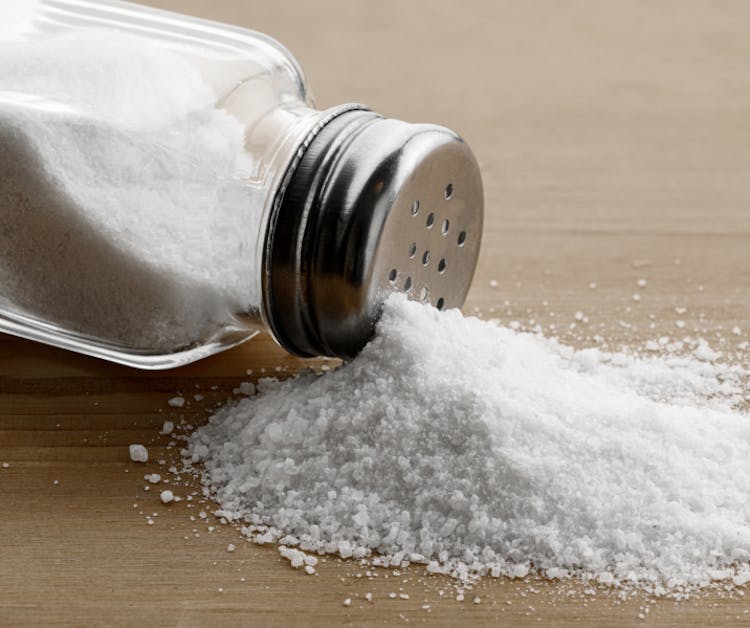 La hipernatremia, conocida comúnmente como sodio alto, se refiere a un desequilibrio en el que la concentración de sodio en sangre es demasiado alta.