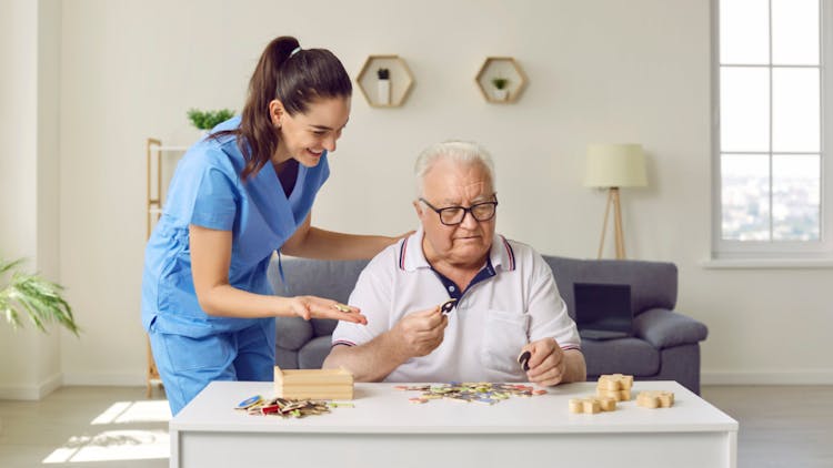 Persona mayor en una residencia de ancianos