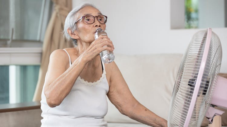 Hidratar bien a las personas mayores para combatir el calor