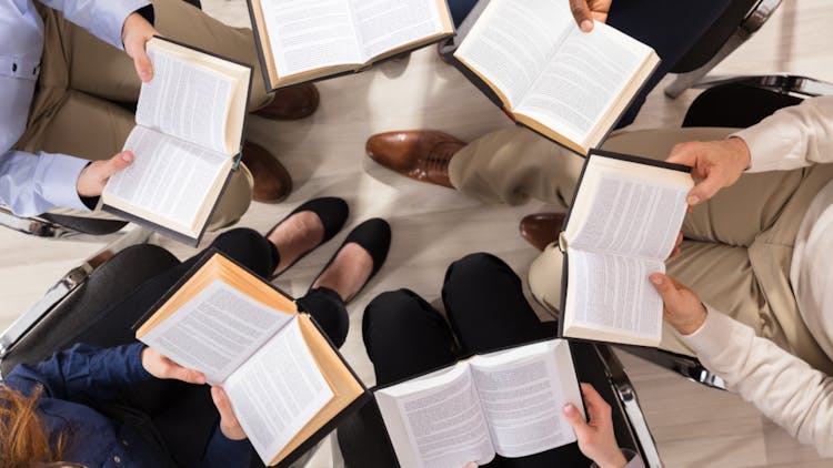 club de lectura para personas mayores