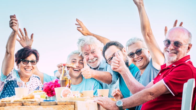 personas mayores en verano con comida fresca y sana para la salud