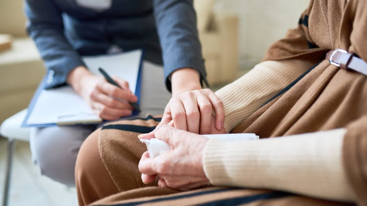 ayuda psicológica para combatir la soledad en personas mayores