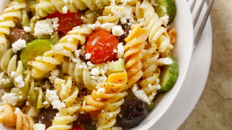 ensalada de pasta: una comida fresca parea personas mayores