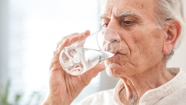 riesgos de deshidratación en adultos mayores