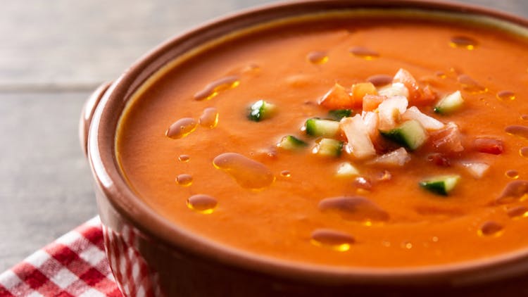 gazpacho una comida fresca para personas mayores en verano